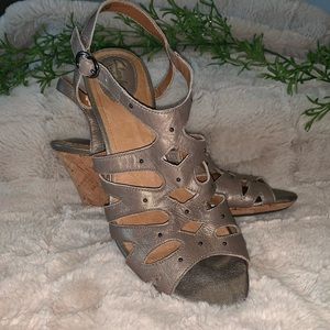 Like New!! Clarks Artisan Wedges Size 8.5